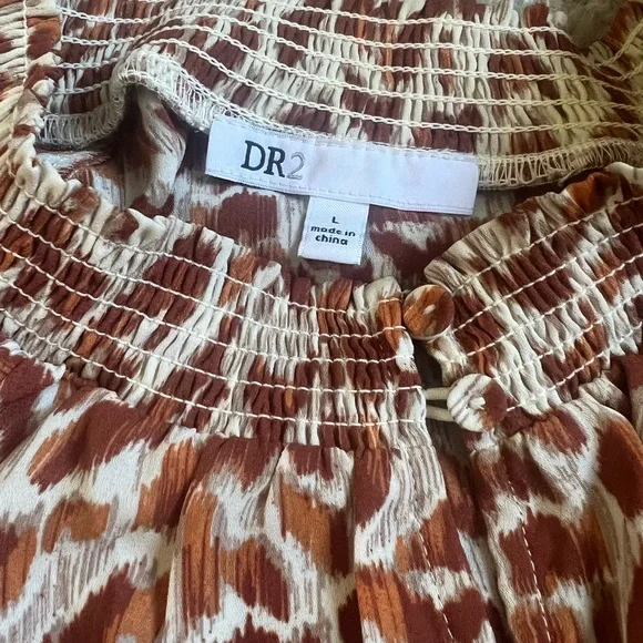 ⭐️Firm Price ⭐️ Barely worn Large top with ruffles sleeves - Picture 7 of 9